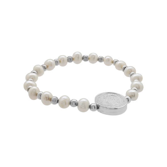 Pulsera con perla y casquilla con medalla de San Benito en plata